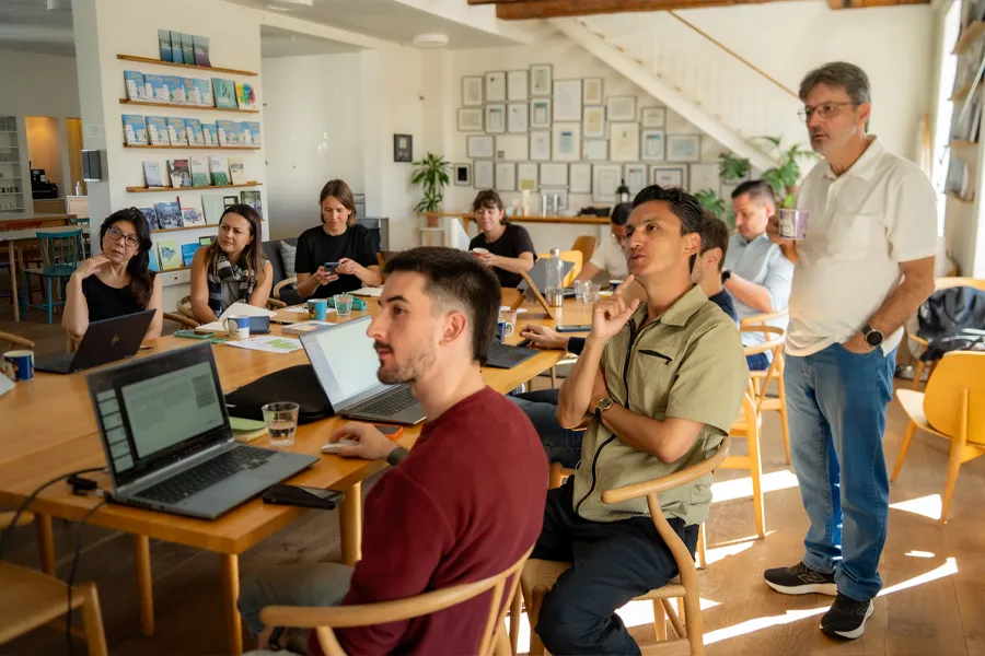 Equipe reunida em uma sessão de trabalho